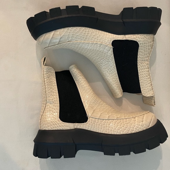 UO Eden Chelsea Boot- Cream - Picture 3 of 8